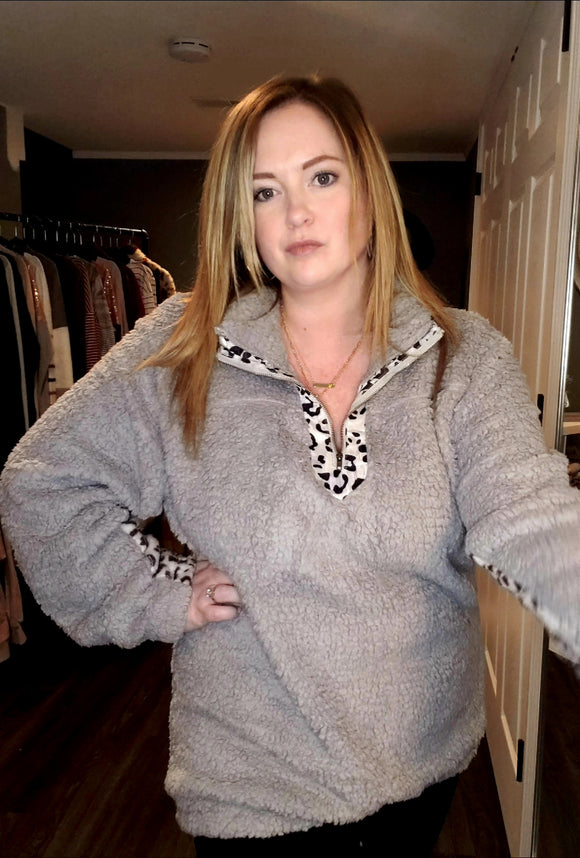 Grey sherpa pullover with leopard details on sleeves and collar